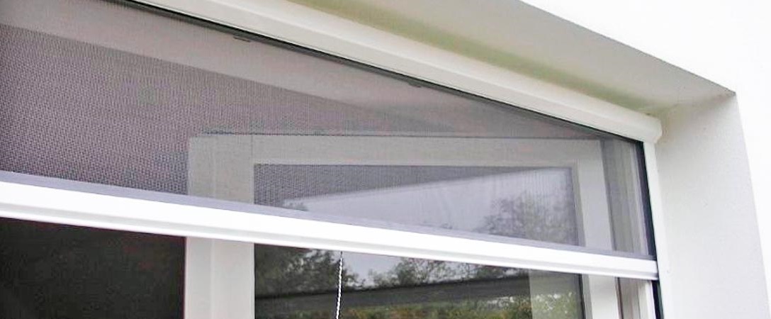 Мастер установил рулонную штору Мастер установил рулонную штору